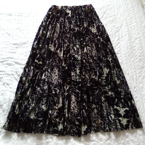 FUZZI Women's Black & White Mesh & Velvet Maxi Skirt Elastic Waist, Size…